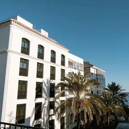 Plaza 3* Εστεπόνα
