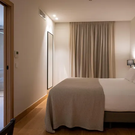 Plaza 3* Εστεπόνα